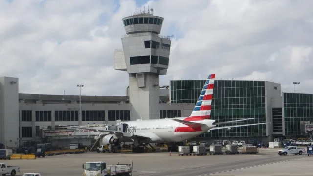 1440px-American_Airlines_N798AN_at_Miami_airport_Dec_2016.webp.webp