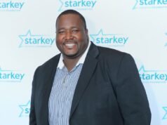 Blind Side 的昆頓·亞倫 (Quinton Aaron) 接受生命支持並住院治療