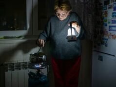 俄羅斯攻擊其能源系統,基輔居民被困在塔樓裡