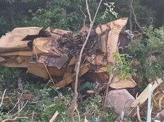 裝載聯合收割機的卡車從鋸上墜落,造成兩人死亡