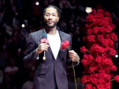 邁克爾·喬丹在球衣退役前祝賀公牛隊傳奇人物德里克·羅斯