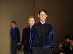 喬治·阿瑪尼 (Giorgio Armani) 開啟絢麗色彩和前排星光熠熠的新時代