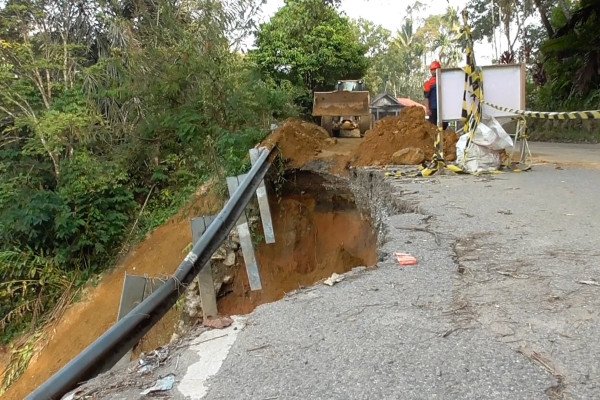 BAHU-JALAN-LINTAS-SUMATERA-YANG-AMBLAS-DI-TAPUT-MULAI-DIPERBAIKI.jpg