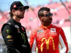 布巴·華萊士 (Bubba Wallace) 在 HOF 致敬活動上打破了角色,為“兄弟”庫爾特·布什 (Kurt Bush) 扮演了一個不太可能的角色。