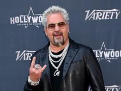 蓋伊·費里 (Guy Fieri) 透露為何在 58 歲生日時以令人震驚的新造型亮相