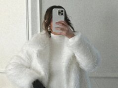 野馬隊球員賈勒特·斯蒂德姆 (Jarrett Stidham) 的妻子在 2026 年亞足聯錦標賽上身著白色禮服,光彩奪目