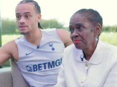 托特納姆熱刺球星哈維·西蒙斯和他的祖母在溫馨的視頻中勇敢地面對阿爾茨海默病