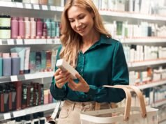 家裡的討價還價迷們把貨架上的售價 3 英鎊的“玻璃瓶皮膚”脫光了,這種皮膚使用鮭魚精液來提亮眼睛下方。