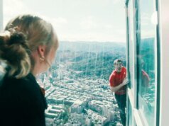 Alex Honnold 在 Netflix 摩天大樓直播期間完成了台北 101 的攀登。