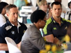 前者用繩子繩住大鯊來幫忙