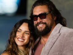 阿德里亞·阿霍納 (Adria Arjona) 在約會之夜身著 Jason Momoa 設計的剪裁緊身連衣裙驚艷亮相