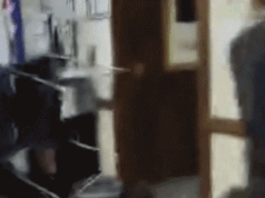 視頻顯示,底特律的一名學生被指控用美工刀追趕一名同學。