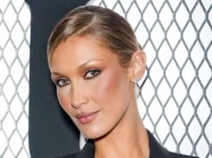 Bella Hadid 的 Slinky 露背小黑裙在臀部配有大膽的開衩