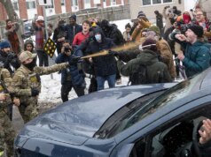 參與明尼阿波利斯國土安全部槍擊事件的聯邦官員表示,嫌疑人攜帶武器。