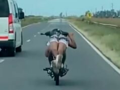 危險駕駛:一男子躺在摩托車上騎行被抓