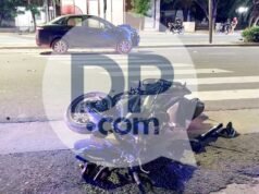 大排量摩托車與一輛汽車在貝爾格拉諾大道發生嚴重碰撞