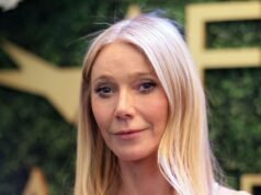 格溫妮絲·帕特洛素顏戴眼鏡穿短睡衣外出