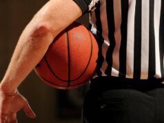 一名播音員因在一場中學籃球比賽中漫不經心的演講而走紅。