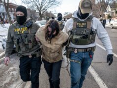 在福克斯的最新民意調查中,特朗普在邊境安全問題上的支持率為 52%,在移民問題上的支持率為 45%。