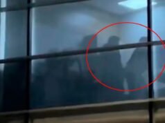 他在辦公室做愛被抓,被解雇了,現在他要求百萬富翁賠償