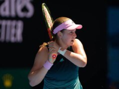 觀看:耶萊娜·奧斯塔彭科在緊張的澳大利亞網球公開賽中不小心打了勞拉·塞蒙德的臉