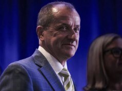 ACC 專員吉姆·菲利普斯 (Jim Phillips) 在擴大 CFP 的爭議中接受 Big 10 的聲望和權威