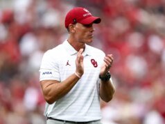 在 SEC 競爭對手的威脅下,布倫特·維納布爾斯 (Brent Venables) 大力推動俄克拉荷馬州尋找約翰·馬特爾 (John Mateer) 的繼任者