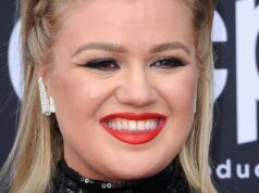 凱莉·克拉克森 (Kelly Clarkson) 表示,在脫口秀節目退出的傳聞中,她已經邁出第一步了。