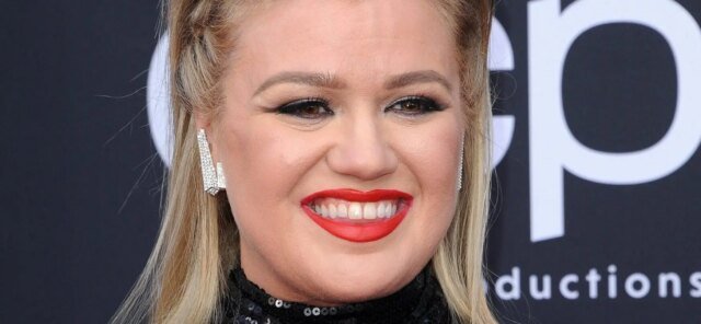 kelly-clarkson-scaled-e1769270543603.jpg