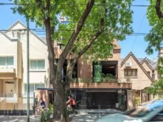 他們擁有一座 90 年代典型的小木屋,並將其改造成一個擁有四間公寓的極簡主義項目