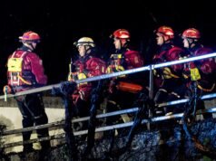 緊急服務部門競相尋找風景區河流中“遇險”的皮划艇運動員