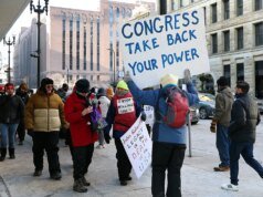 NBA 球迷在森林狼隊與勇士隊比賽期間抗議 ICE