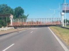 載有挖掘機的卡車在羅薩里奧的人行天橋上相撞並倒塌