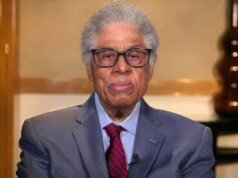 保守派偶像托馬斯·索維爾警告美國的學校正在失敗。