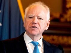 明尼蘇達州州長蒂姆·沃爾茲 (Tim Walz) 將 ICE 的鎮壓行為比作亞歷克斯·普雷蒂 (Alex Pretti) 遇害後的種族滅絕。