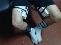 兩名小偷偷走20餘部手機,一名小偷欲乘公交車逃跑