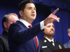 洛杉磯最高聯邦檢察官因對明尼阿波利斯槍擊事件的反應而面臨嚴厲批評