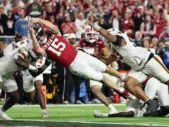 加入 NFL 的費爾南多·門多薩 (Fernando Mendoza) 搖頭娃娃讓 MLB 名人堂主席感到高興