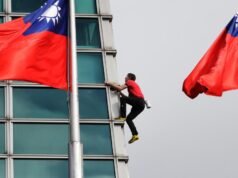 出生於加州的登山者亞歷克斯·霍諾德(Alex Honnold)在沒有繩索的情況下登上了台北 101 摩天大樓的頂部