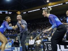 喬丹·奇利斯 (Jordan Chiles) 在跳馬比賽中獲得第一個完美 10 分,帶領加州大學洛杉磯分校 (UCLA) 取得勝利