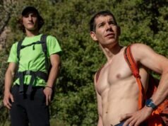 加利福尼亞州居民亞歷克斯·霍諾德 (Alex Honnold) 因下雨推遲了塔佩 101 峰的攀登