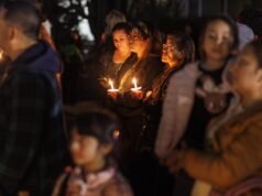 燭光守夜活動紀念在北好萊塢遇難的教師梅拉·希門尼斯