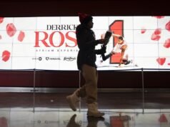 公牛隊歡迎球迷在球衣退役前來到加州大學參加德里克·羅斯中庭體驗