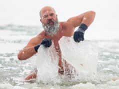 冬季湖中游泳者帶著多巴胺追逐者跳入桿子