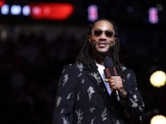 查看芝加哥傳奇人物德里克·羅斯公牛隊球衣退役