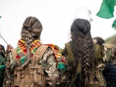 視頻顯示敘利亞武裝分子扎著辮子,據稱是來自拉卡的一名庫爾德婦女。