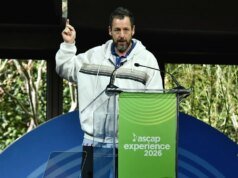 亞當山德勒 (Adam Sandler) 在 ASCAP 晚會上稱讚女兒的音樂天賦