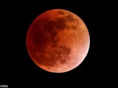 罕見的血月在美國上空升起,引發人們對聖經預兆的擔憂,這預示著上帝的憤怒
