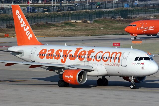1080px-Airbus_A319-111_Easyjet_G-EZDF__Only_Lyon__8737931127.jpg