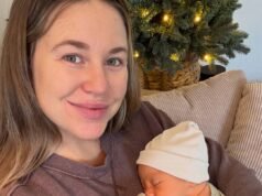 賈娜·杜格 (Jana Duggar) 將她的兒子阿奇 (Archie) 介紹給米歇爾·杜格 (Michelle Duggar)